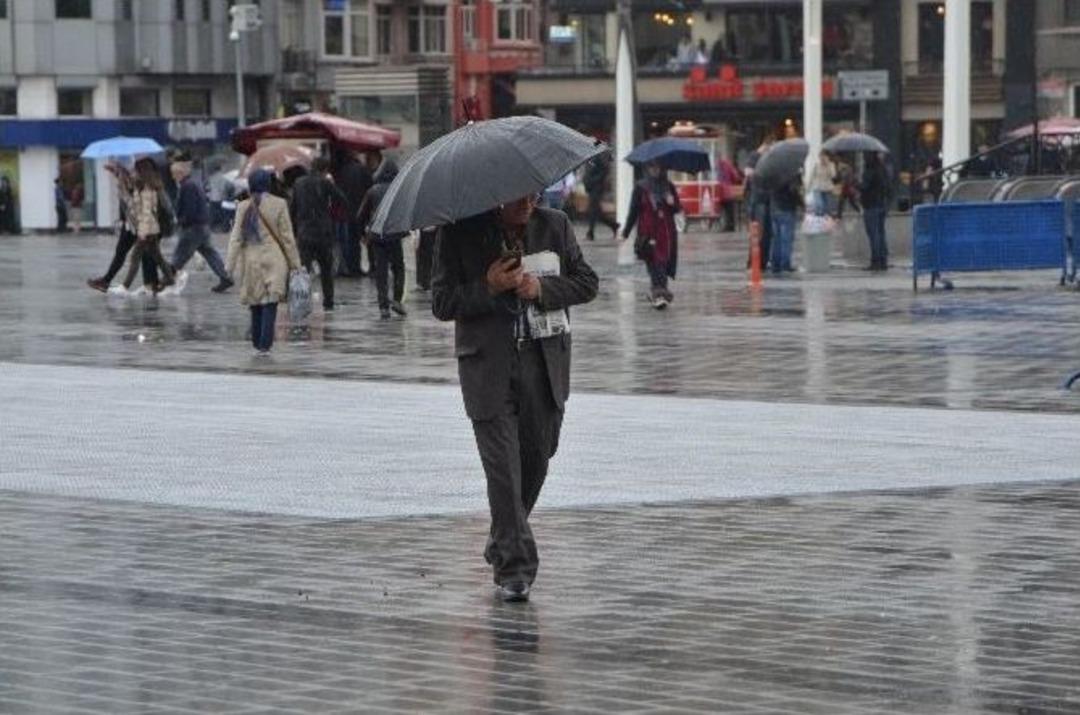 Taksim&rsquo;de Vatandaşlar Yağmura Hazırlıksız Yakalandı