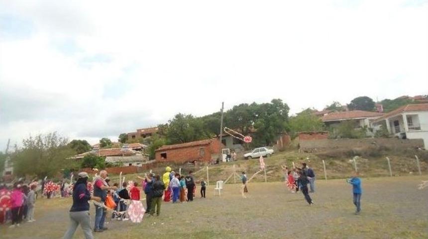 Ayvalık&rsquo;ta Chp Parti Okulundan &Ccedil;ocuk Oyunları Ve U&ccedil;urtma Şenliği