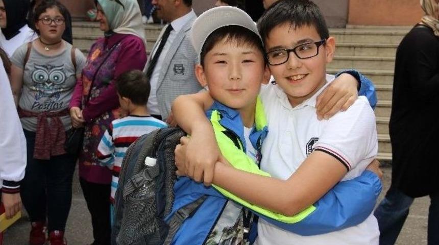 D&uuml;nya &Ccedil;ocukları G&ouml;z Yaşı İ&ccedil;inde Arkadaşlarından Ayrıldı