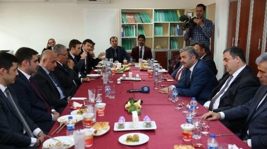 Yemek Yedi, Hatır Sordu, Görüş Aldı