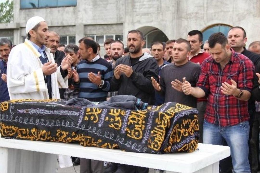 Bademcik Ameliyatından On G&uuml;n Sonra &Ouml;len &Ccedil;ocuk Toprağa Verildi