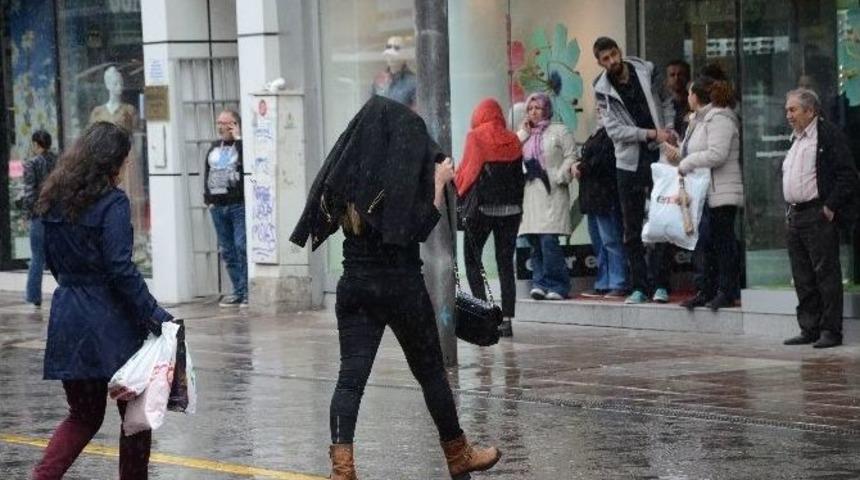 Eskişehirliler Yağmura Hazırlıksız Yakalandı