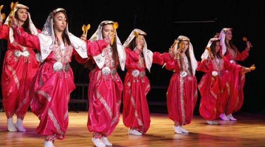 &Ccedil;ocuklar Hem S&ouml;yledi Hem Oynadı