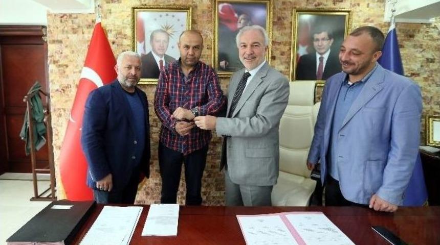 Başkan&rsquo;dan K&uuml;tahyaspor Y&ouml;neticisine Hediye