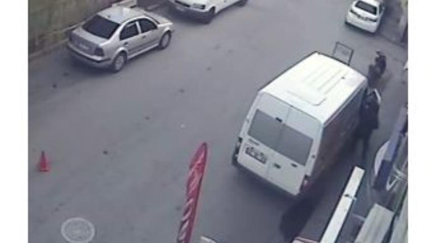 Hırsız G&uuml;venlik Kamerasına Yakalandı