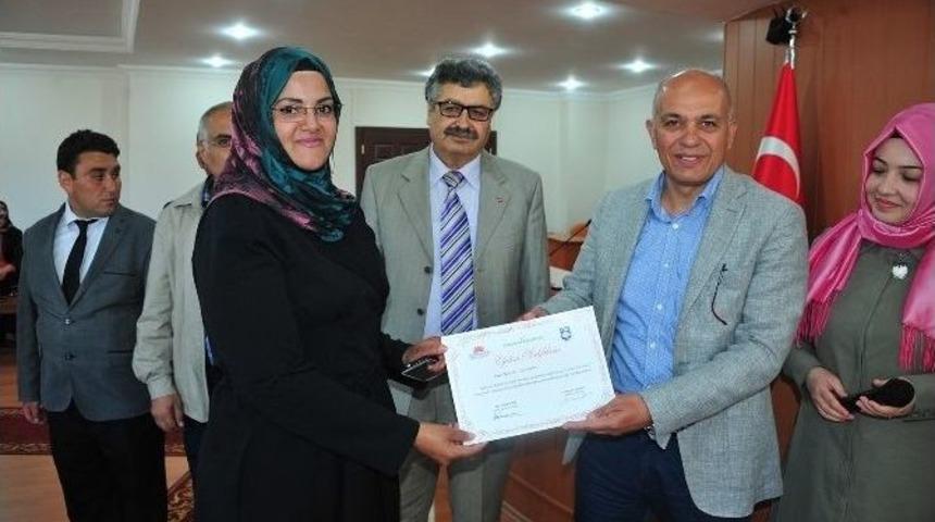 T&uuml;rk&ccedil;e &Ouml;ğrenen M&uuml;ltecilere Sertifikaları Verildi