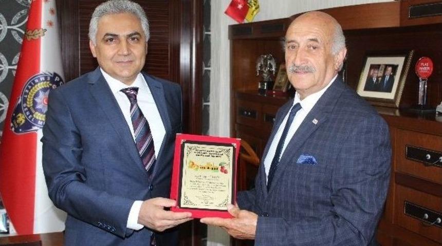 Muhtarlardan Emniyet M&uuml;d&uuml;r&uuml;ne Plaket