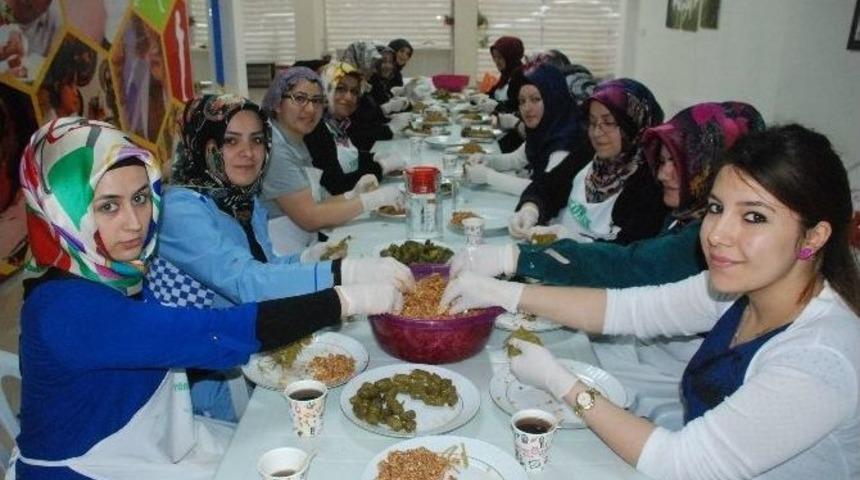 60 Kadın, Dolma Rekorunu Kırmak İ&ccedil;in Kolları Sıvadı