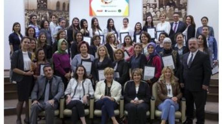 &rsquo;kız Kardeşim&rsquo; Eğitimine Katılan İzmirli Kadınların Sertifika Heyecanı