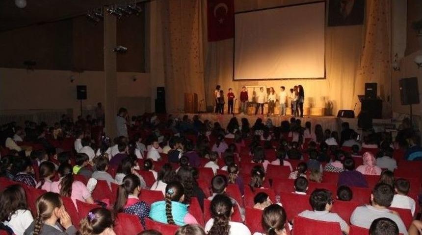 Ah Şu Gen&ccedil;ler Adlı Tek Perdelik Komedi G&ouml;sterisi Sahnelendi