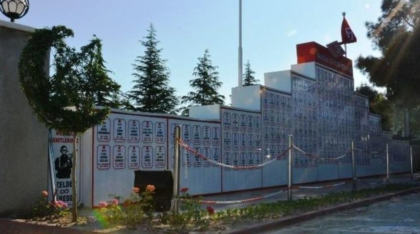 Şehitlik Anıtı&rsquo;nda Peyzaj &Ccedil;alışması Tamamlandı