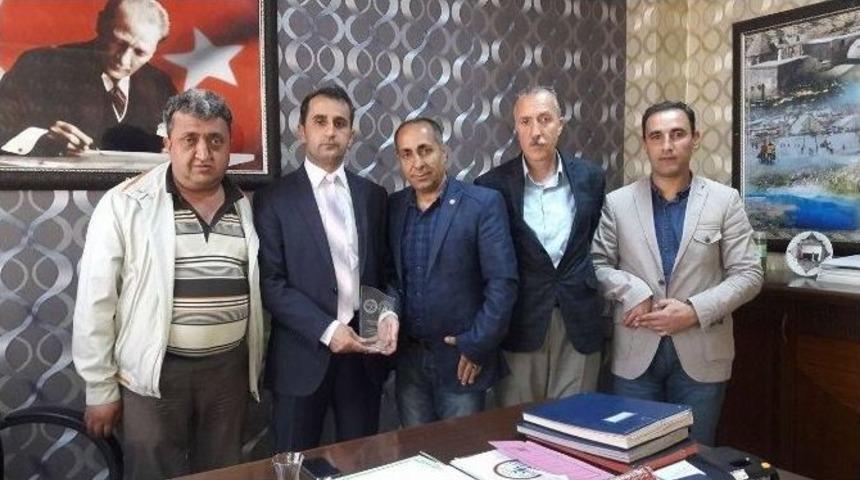 Sakatlar Derneği Destek&ccedil;ilerine Plaket Verdi