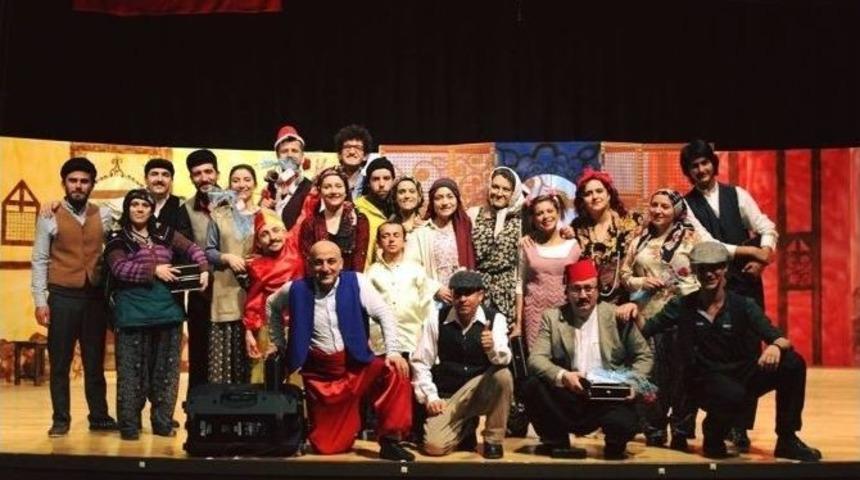 K&uuml;tahyalı &Ccedil;ocuklar Tiyatro Oyunuyla Keyifli Anlar Yaşadı