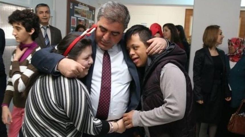 Başkan Özdemir’den Öğrencilere Tablet Bilgisayar