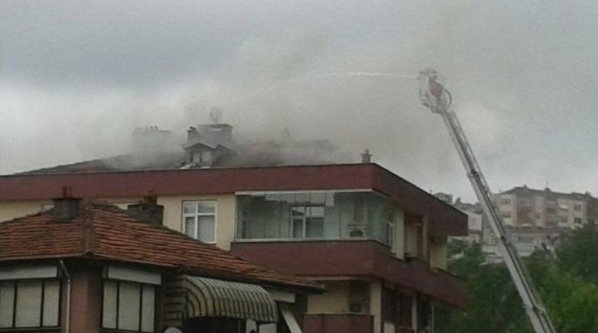 Restoranın Bacasından &Ccedil;ıkan Kıvılcımlar Apartmanın &Ccedil;atısını Tutuşturdu