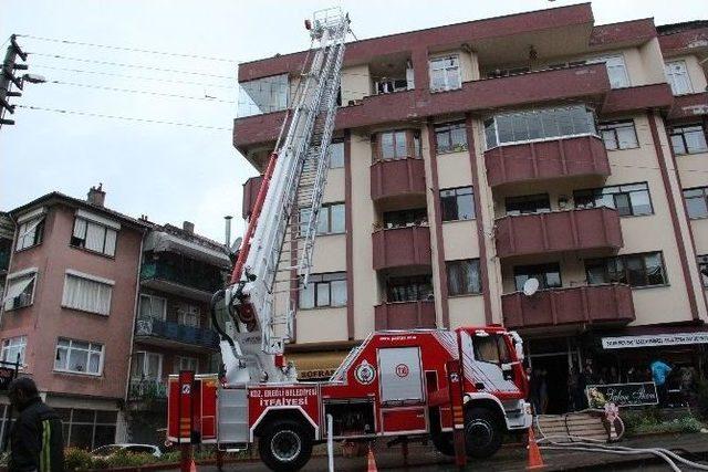 Restoranın Bacasından Çıkan Kıvılcımlar Apartmanın Çatısını Tutuşturdu