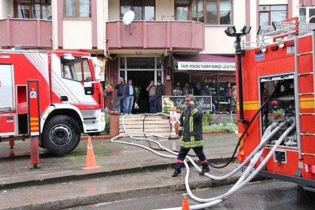 Restoranın Bacasından Çıkan Kıvılcımlar Apartmanın Çatısını Tutuşturdu