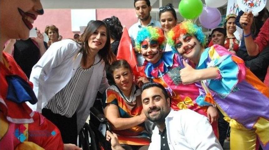 &Uuml;niversiteli Stajerler, 23 Nisan&rsquo;ı Hasta &Ccedil;ocuklarla Kutladı