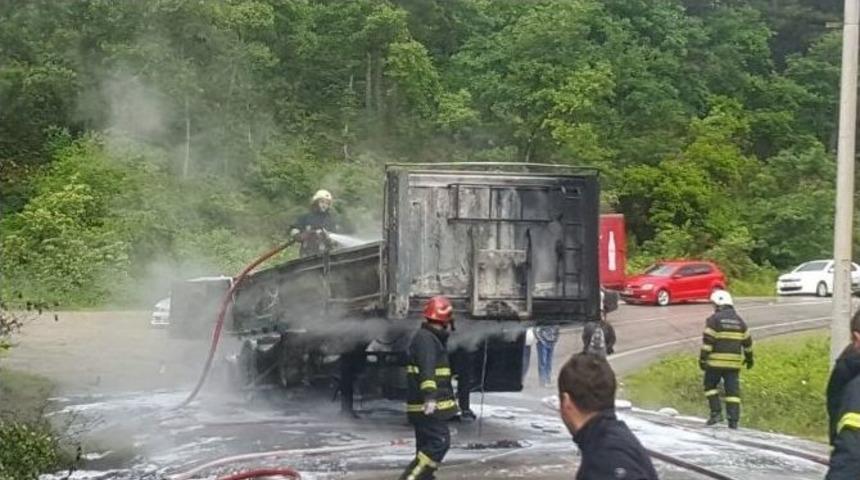 Strafor Y&uuml;kl&uuml; Tır Alev Alev Yandı