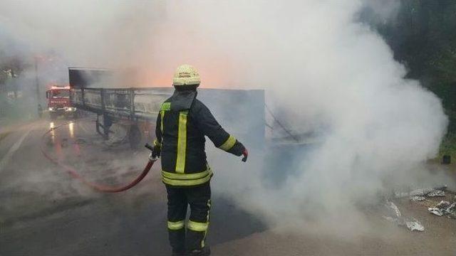 Strafor Yüklü Tır Alev Alev Yandı