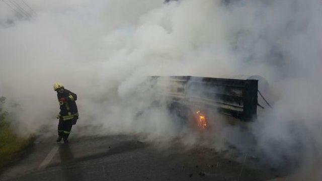 Strafor Yüklü Tır Alev Alev Yandı