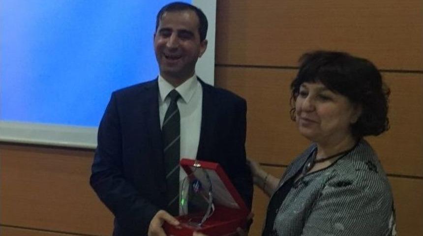 G&ouml;rme Engelli B&uuml;rokrat Kenan &Ouml;nalan&rsquo;dan Konferans