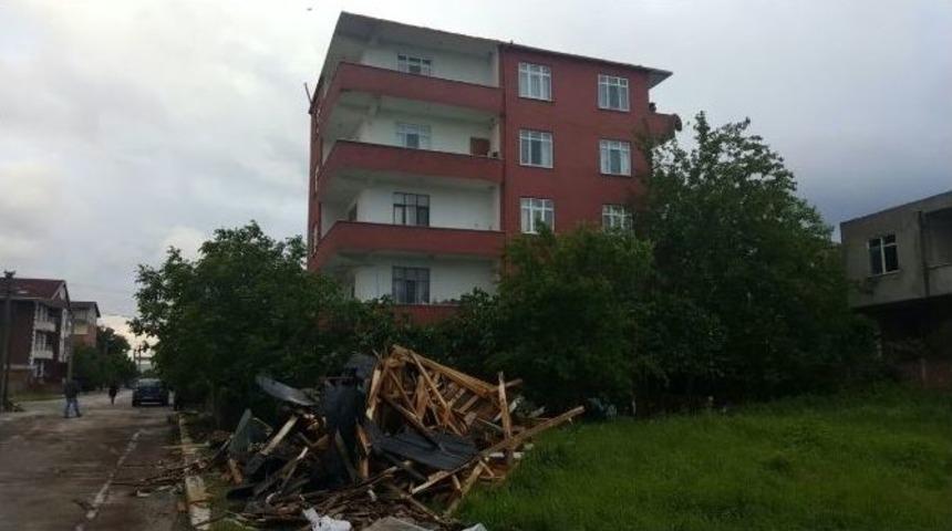 Şiddetli R&uuml;zgar 4 Katlı Binanın &Ccedil;atısını U&ccedil;urdu