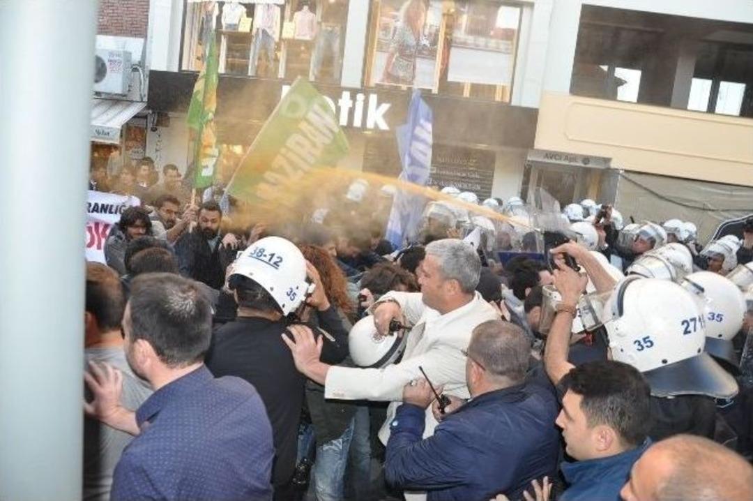 İzmir&rsquo;de Laiklik Eyleminde Polise Saldıran Gruba M&uuml;dahale