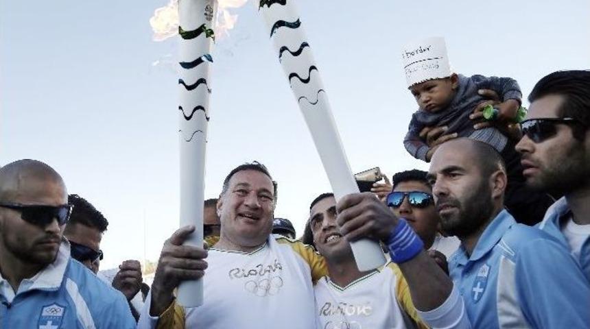 Olimpiyat Meşalesini M&uuml;lteci Taşıdı