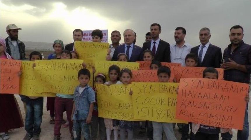 &Ccedil;ocuklar Pankart A&ccedil;ıp Bakan Yardımcısının Yolunu Kesti