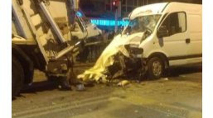 Minib&uuml;s &Ccedil;&ouml;p Konteynerine &Ccedil;arptı: İki &Ouml;l&uuml;