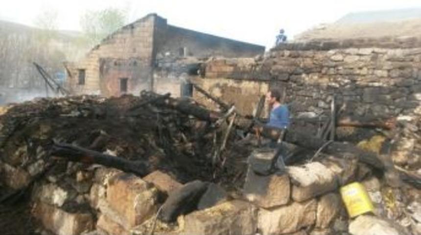 Pasinler&rsquo;de Ahır Ve Garaj Yandı