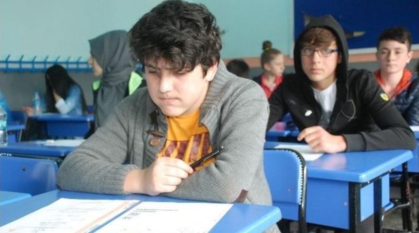 &Ouml;ğrenciler Teog Sınavında, Veliler Dışarıda Ter D&ouml;kt&uuml;