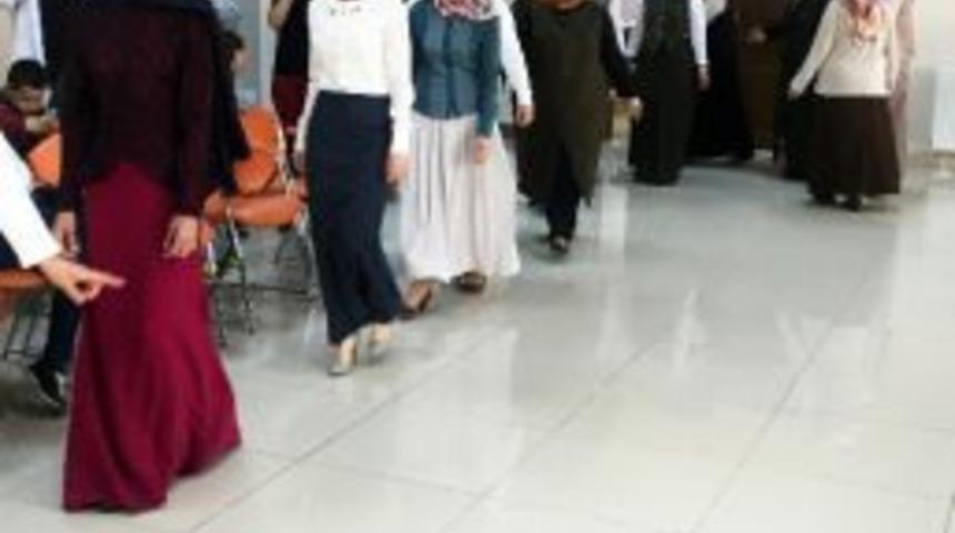 &Ouml;nce Kursa Katıldılar, Ardından Defile Yaptılar