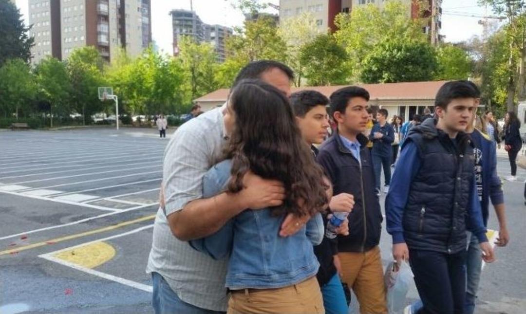 &Ouml;ğrenciler Sınavda, Veliler Dışarıda Ter D&ouml;kt&uuml;