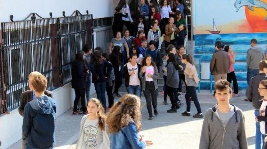 &Ouml;ğrenciler Sınavda, Veliler Dışarıda Ter D&ouml;kt&uuml;