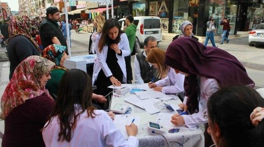 850 Kişinin Tansiyonu Sokakta &Ouml;l&ccedil;&uuml;ld&uuml;