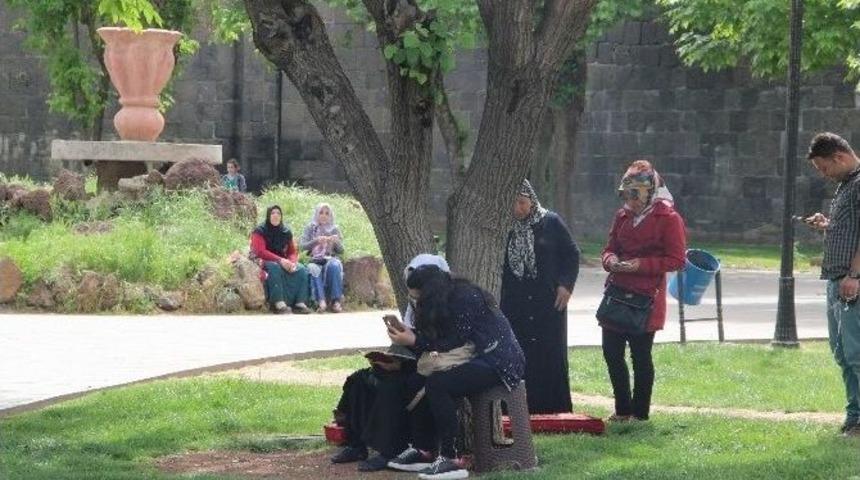 Diyarbakır&rsquo;da Teog&rsquo;a Giren &Ouml;ğrencilerin Velileri Parklara Akın Etti