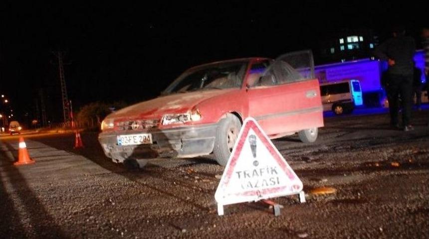 Motosikletle Otomobil &Ccedil;arpıştı: 2 Yaralı