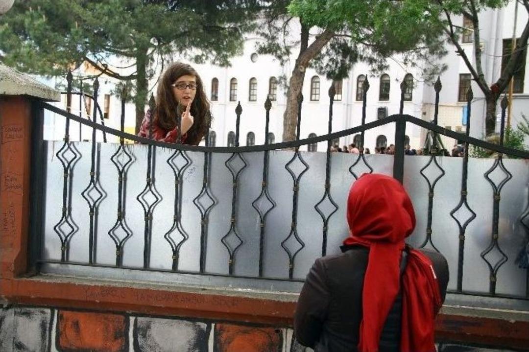 Teog Sınavında &Ouml;ğrenci Ve Veliler Arasına Okul Bariyeri