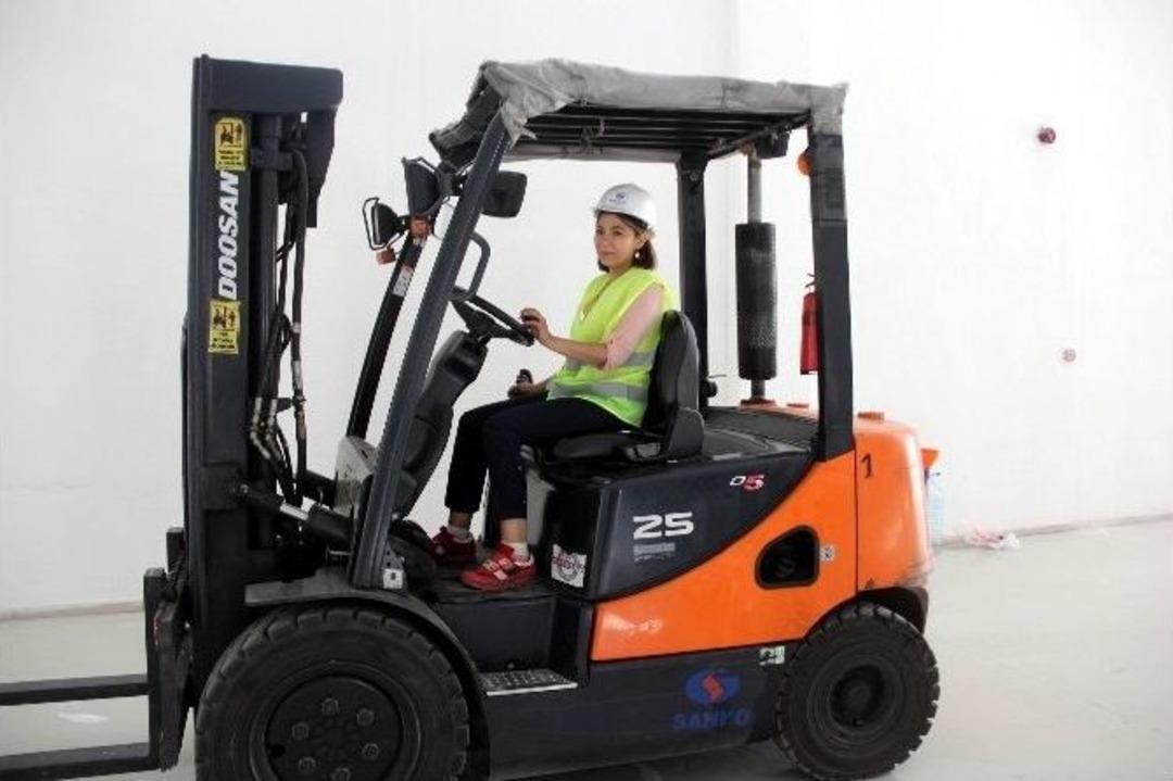 &Ccedil;ocuklar Teog&rsquo;da, Kadınlar Forklift Sınavında Ter D&ouml;kt&uuml;