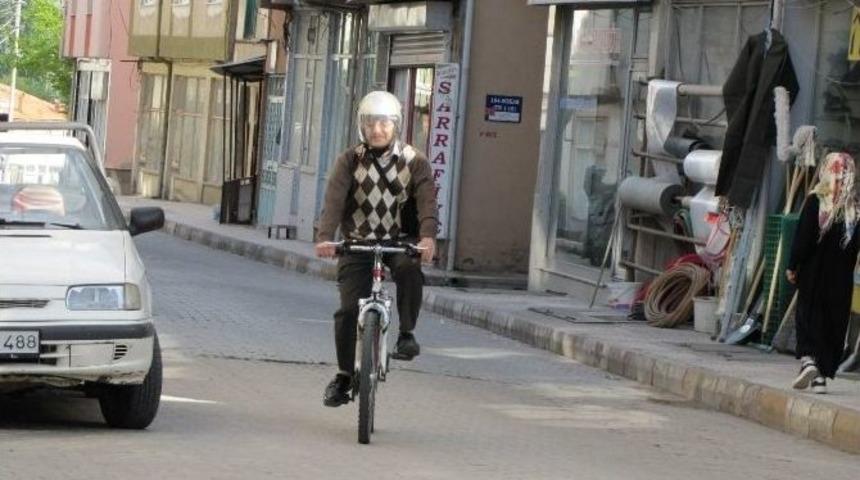 İşine Bisikletle Gidip Geliyor
