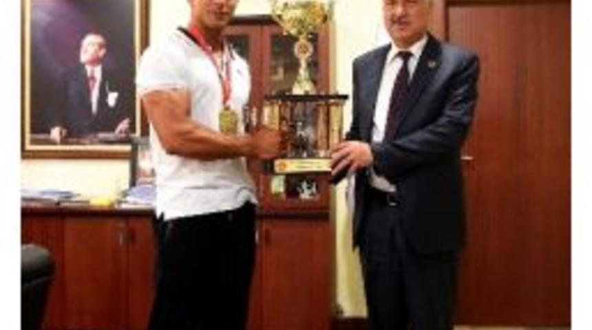 Adanalı Cahit Can &lsquo;v&uuml;cut Geliştirmede&rsquo; Şampiyon Oldu