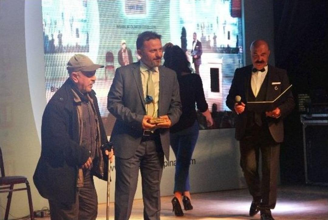 Yaptıkları İyiliklerle &rsquo;insanlık &Ouml;lmedi&rsquo; Dedirten Kişilere &Ouml;d&uuml;l