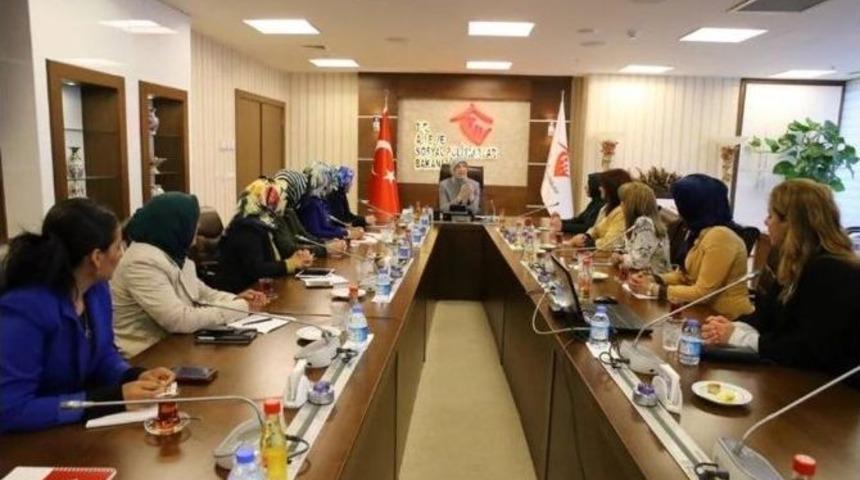 Ak Parti Kadın Kolları&rsquo;ndan Bakan Ramazanoğlu&rsquo;na Ziyaret