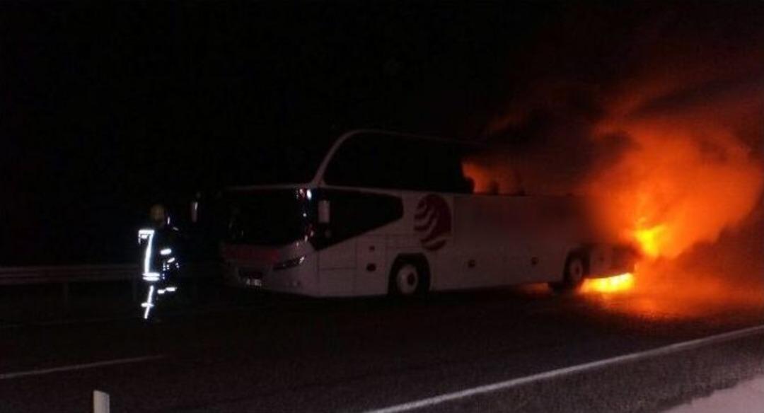 Hareket Halindeki Yolcu Otob&uuml;s&uuml; Yandı