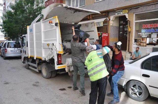 Apartman Boşluğundan 3 Kamyon Çöp Çıktı