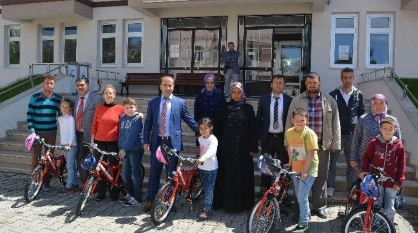 Osmaneli&rsquo;de 17 İlkokul &Ouml;ğrencisine Bisiklet Dağıtıldı
