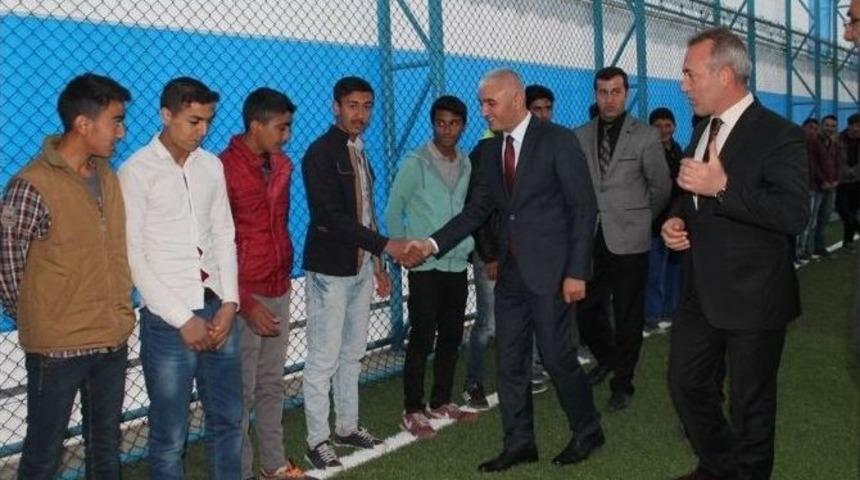 Spora Teşvik Etmek İ&ccedil;in Futbol Malzemesi Dağıtıldı