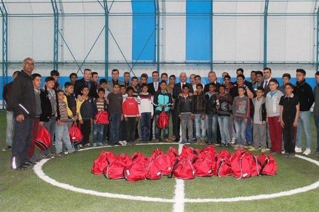 Spora Teşvik Etmek İçin Futbol Malzemesi Dağıtıldı